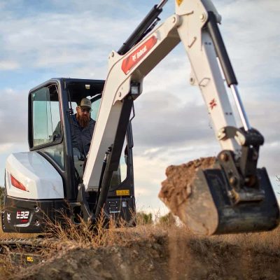 Iznajmljivanje Mini bager guseničar Bobcat E32 sa produženom rukom i priključcima, čekić, svrdlo, tarup, LEDSecurity d.o.o. Lazarevac