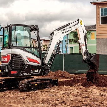 Mini bager za dvoriste, Iznajmljivanje Mini bager guseničar Bobcat E32 sa produženom rukom i priključcima, čekić, svrdlo, tarup, LEDSecurity d.o.o. Lazarevac